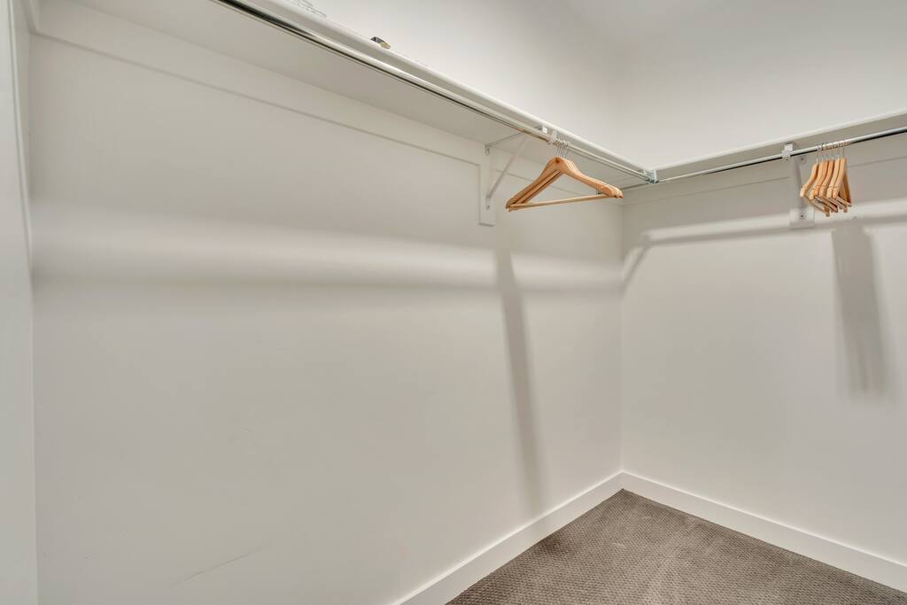 Downtown Townhome · 2 Kings + Garage