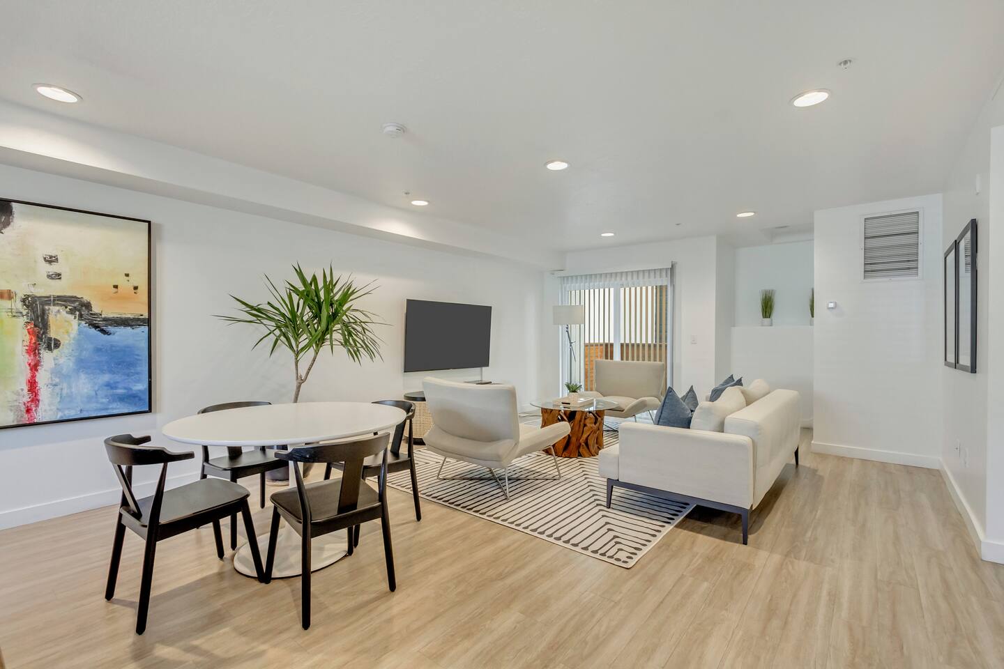 Downtown Townhome · 2 Kings + Garage