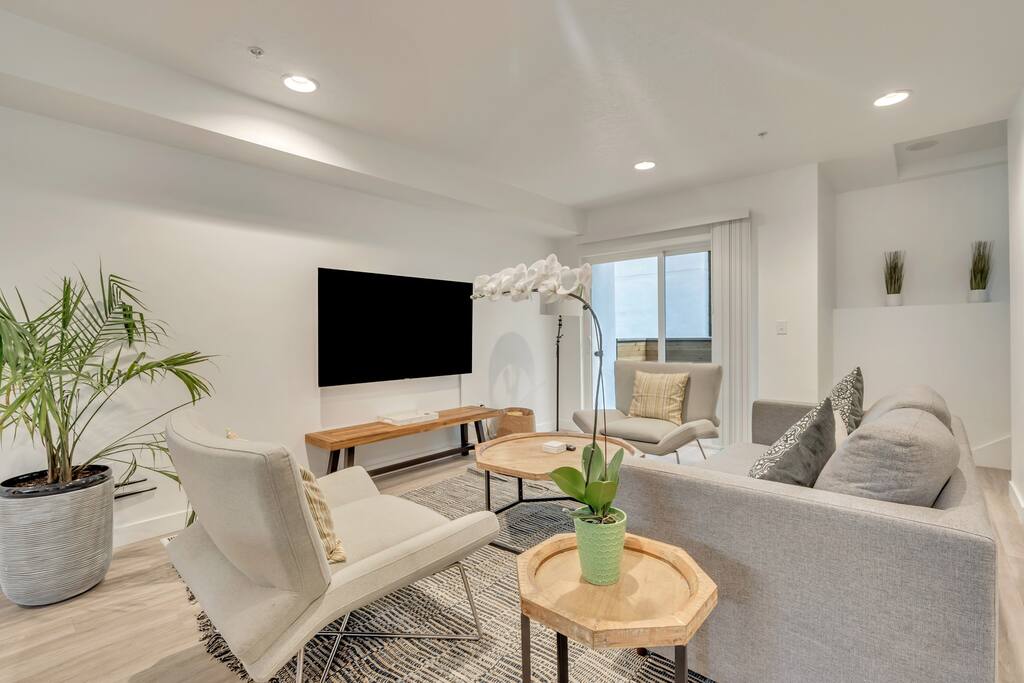 Downtown Townhome · 2 Kings + Garage