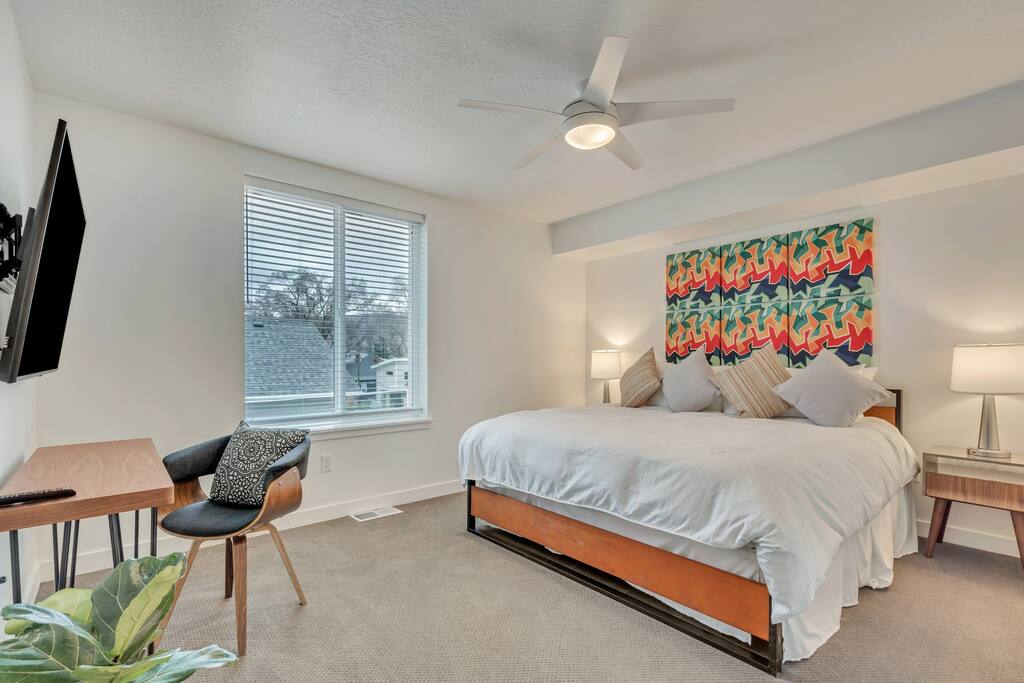 Downtown Townhome · 2 Kings + Garage